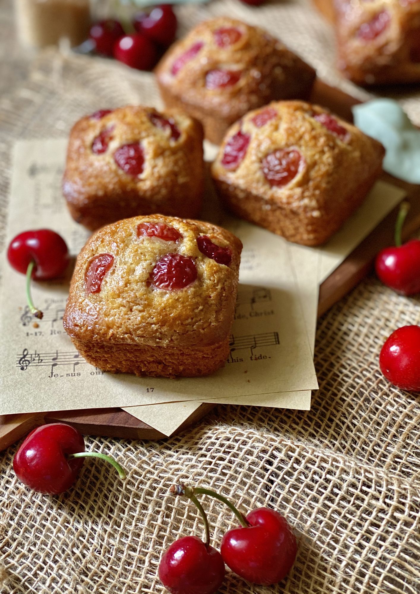 Muffin integrali alle ciliegie fatti in casa rustici e gustosi