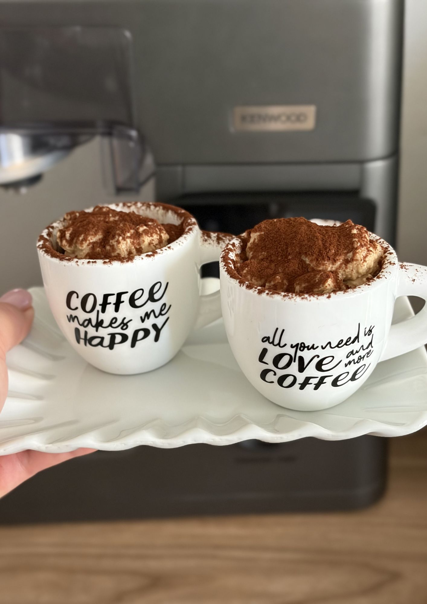 due tazzine piene di crema al caffè fatta in casa con cacao in polvere